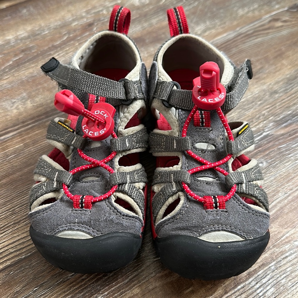 Keen Little Kids’ Seacamp II CNX Hiking Sandal in Size 12